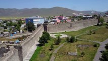 ARDAHAN - Serhat şehri Ardahan'ın turizme kazandırılan tarihi kalesi ziyaretçileri cezbedecek