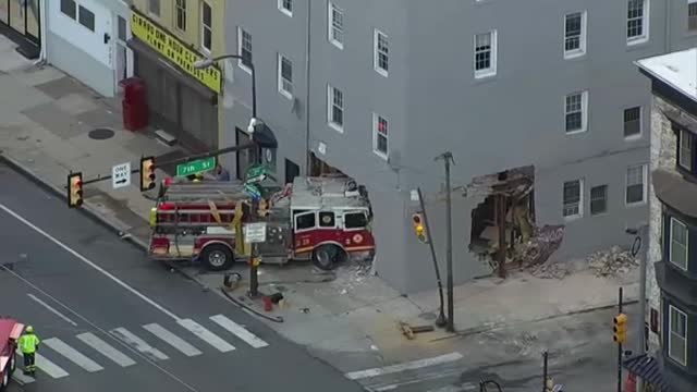 Un camión de bomberos se estrella contra un edificio cuando acudía a apagar un incendio