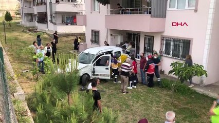 Hafif ticari araç sitenin bahçesine düştü: 5 yaralı