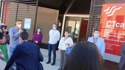 Darias visita el dispositivo de vacunación instalado en Candelaria