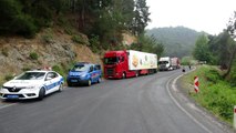 Şasisi kırılan TIR ulaşımı durdurdu, 11 saattir kapalı olan yolda 10 kilometrelik kuyruk oluştu