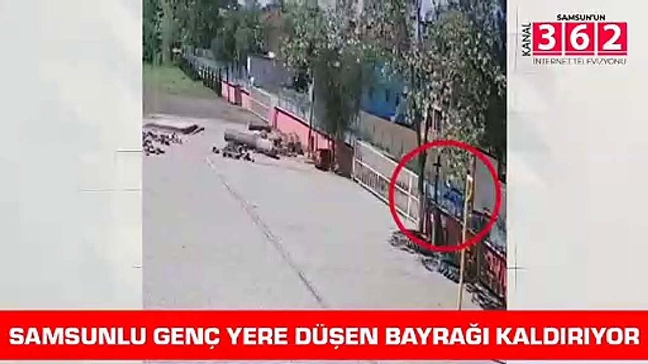 SAMSUNLU GENÇ YERE DÜŞEN BAYRAĞI KALDIRIYOR!