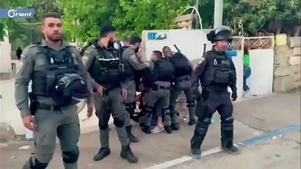 القوات الاسرائيلية تعتدي وتعتقل الصحفيين زينة الحلواني و وهبة مكية  من الشيخ جراح في القدس