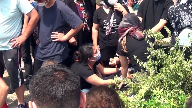 HATAY - Otomobilin çarpması sonucu yaşamını yitiren iki kardeşin cenazesi defnedildi