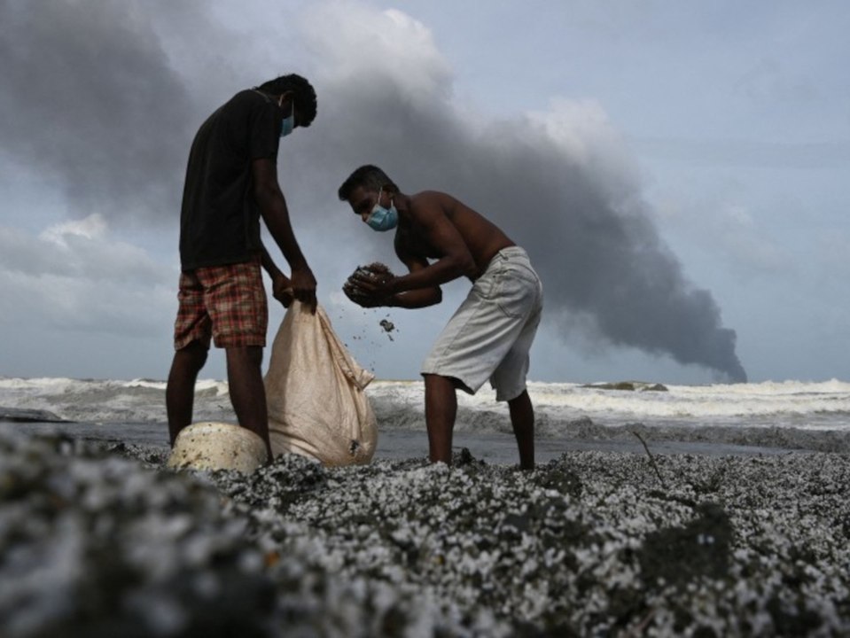 Strände auf Sri Lanka mit Tonnen von Plastikteilchen übersät