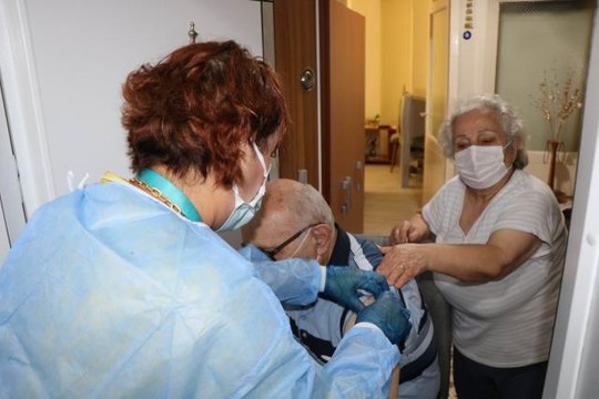 Aşı ikna ekipleri kapı kapı dolaşıp, vatandaşları aşı olmaya ikna ediyor