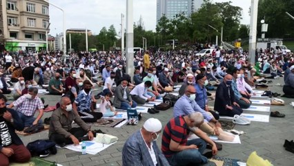 İSTANBUL - Taksim Camii açılıyor - Vatandaşlar meydanda saf tuttu