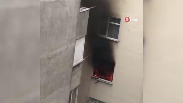 Son dakika... Bahçelievler'de yangın paniği: 3'ü bebek 12 kişi itfaiye merdiveniyle tahliye edildi