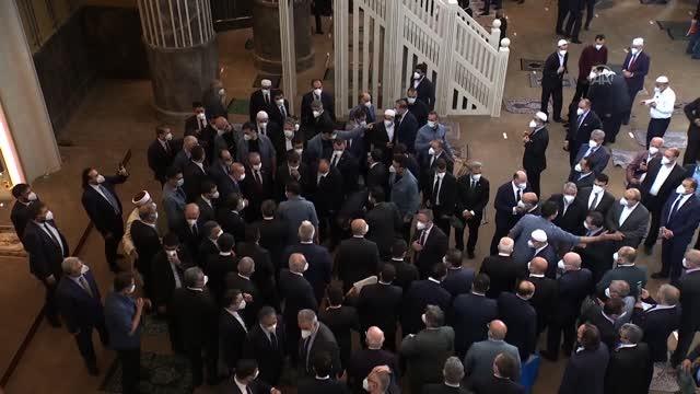 Cumhurbaşkanı Erdoğan, Taksim Camii'ne Kur'an-ı Kerim hediye etti