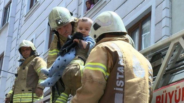 Televizyondan çıkan yangında mahsur kalan 12 kişiyi, itfaiye kurtardı