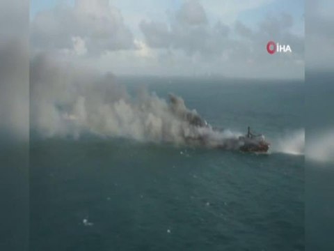 Sri Lanka'da yanan gemiden kopan parçalar sahile vurdu
