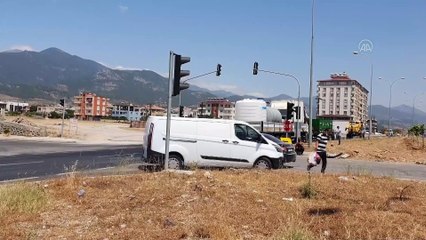 HATAY - Hasarlı trafik kazası sonrası sürücüler arasında gerginlik yaşandı