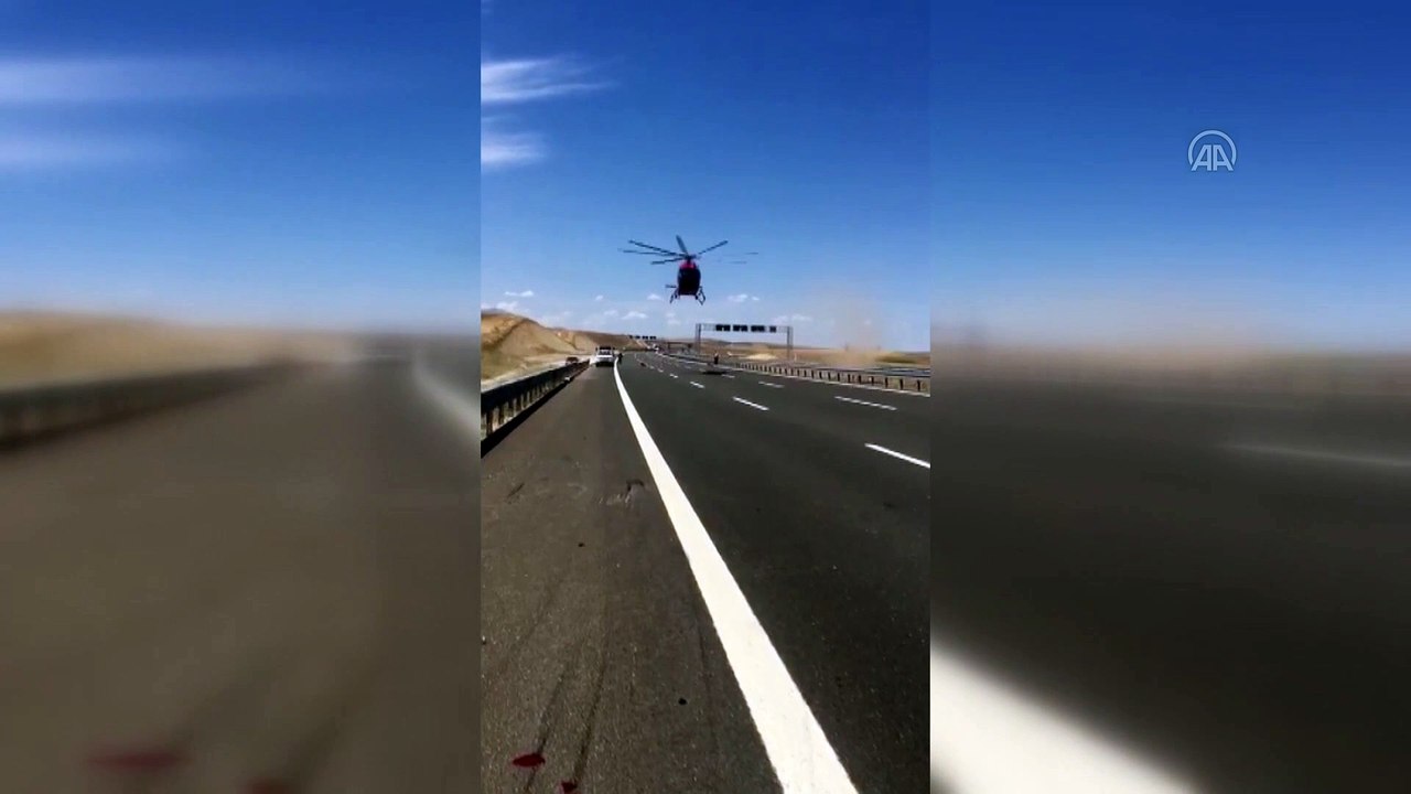 ANKARA - Otoyoldaki trafik kazasına 112 ambulans helikopteri  ile müdahale