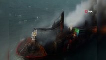 - Sri Lanka'da yanan gemiden kopan parçalar sahile vurdu- Kıyı şeridi beyaz örtüyle kaplandı