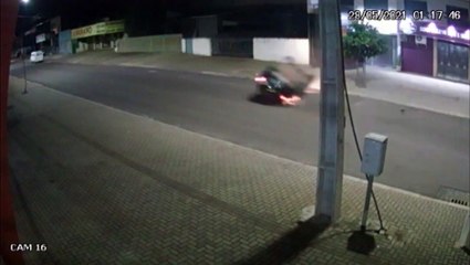 Veja o momento da colisão de que matou o motociclista Michael Occhi Ramos de Souza