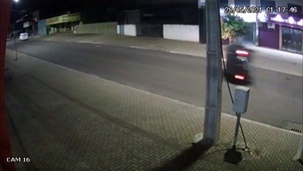 Veja o momento da colisão de que matou o motociclista Michael Occhi Ramos de Souza