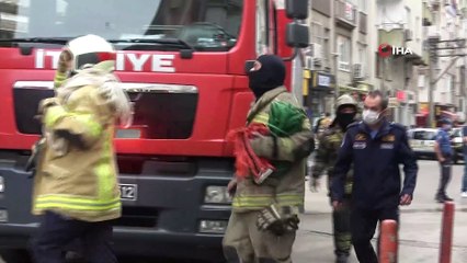 6 katlı apartmanda yangın paniği... İtfaiye ekiplerine tepki göstererek apartmana kendileri tırmandılar