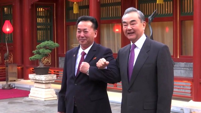 中 왕이, 北 리룡남 대사와 만찬...팔짱 끼고 '혈맹' 강조 / YTN