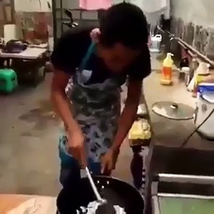 LES HOMMES A LA CUISINE