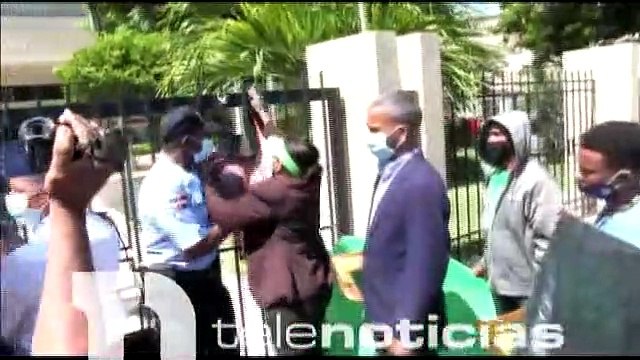 #Telenoticias / Presidenta de los derechos humanos denuncia fue maltratada por policías cuando exigía justicia / 27 de mayo 2021