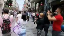 Taksim'de 'Mafya düzenini yıkacağız, bizden çaldıklarınızı alacağız' pankartı açan 2 kişi darp gözaltına alındı