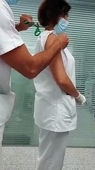 Empiezan a aparecer vídeos de sanitarios a los que se les pegan metales en el brazo