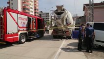 Hareket eden beton mikserinin altında kalan sürücü öldü
