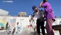 شاهد: للمرة الأولى بعد الحرب الدامية.. شباب غزة في الشوارع لممارسة رياضة التزحلق على الألواح