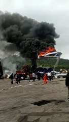 Lancha pega fogo no mar em Balneário Camboriú