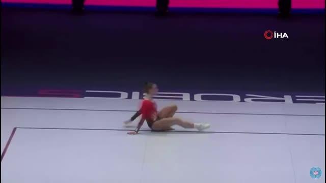 Milli cimnastikçi Ayşe Begüm Onbaşı dünya şampiyonu oldu