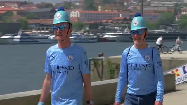 Cientos de aficionados ingleses disfrutan del sol y la cerveza en Oporto