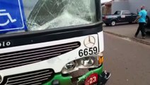 Motoqueiro colide com ônibus do transporte coletivo e se evade do local sem esperar pelo socorro, no Bairro Cascavel Velho