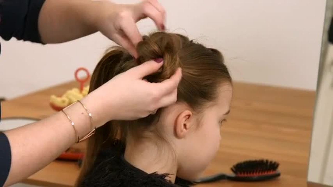 Coiffure macarons pour petite fille