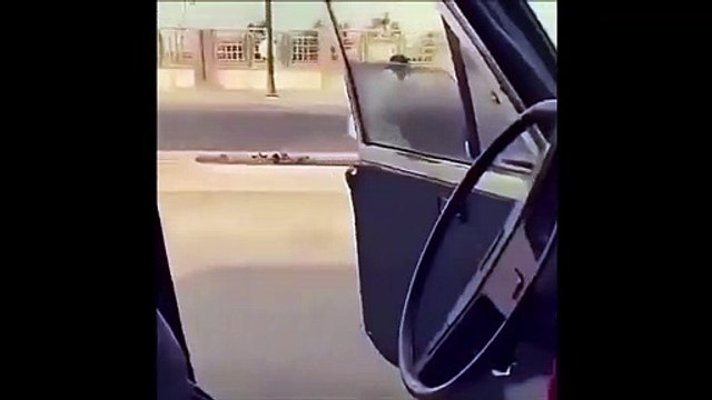 Le conducteur de la voiture sort alors qu'il roule pour faire un truc incroyable