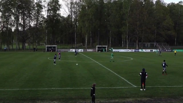 Ce joueur marque un but incroyable : retournée acrobatique après une passe du milieu du terrain de football