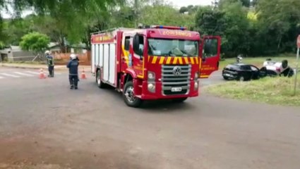 Veículo capota após colidir com outro carro, no Bairro Santa Cruz