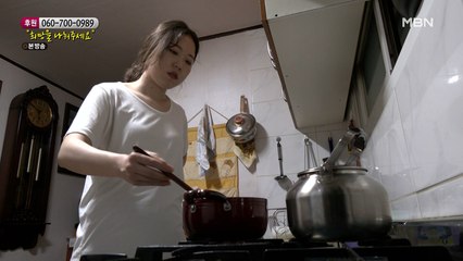 조부모님을 위해 죽을 끓이는 손녀