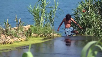 Uçurumun kıyısında eline aldığı sazla bekleyen genç polise 5 saat ecel teri döktürdü