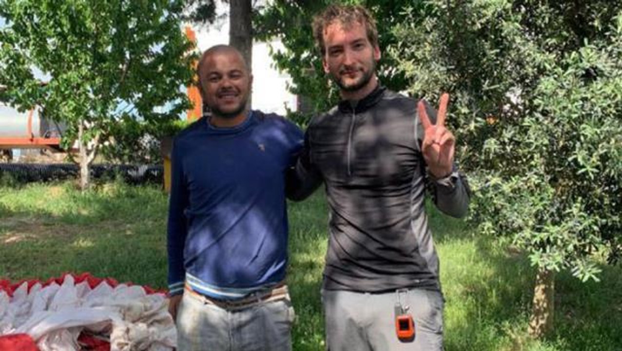 Burdurlu çiftçi, tarlasına inen Kanadalı paraşü...