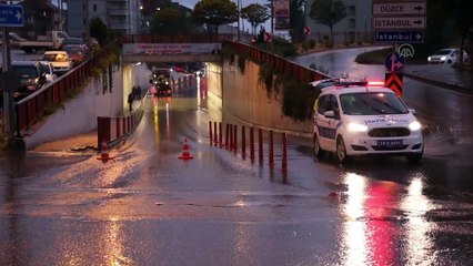 BOLU - Sağanak su baskınlarına neden oldu