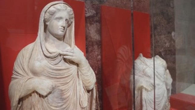 El Louvre expone por primera vez obras robadas e interceptadas en la aduana