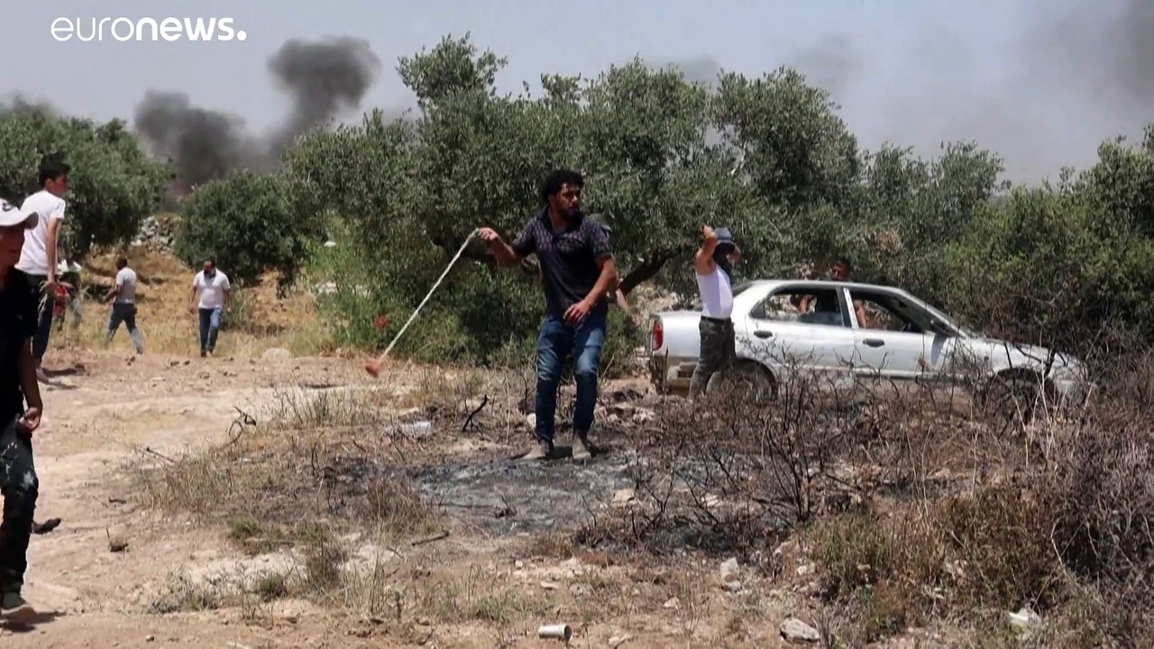 شاهد: اشتباكات بين فلسطينيين والقوات الإسرائيلية خلال مظاهرات ضد إقامة بؤر استيطانية في نابلس