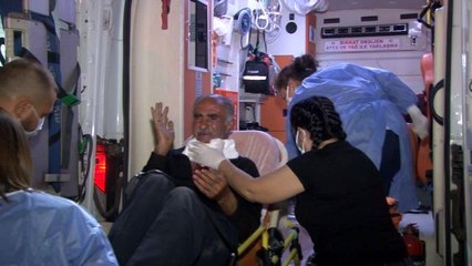 Kırık cam şişesi ile boğazı kesilen yaşlı adama ilk müdahale polislerden