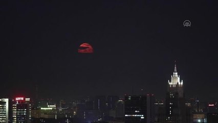 Son dakika haber: Ay, kızıl görüntüsü ile Dışişleri Bakanlığı ve Başbakanlık binaları üzerinden yükseldi