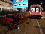 KIRIKKALE -  Otomobilin hız uyarı levhasına çarpması sonucu 4 kişi yaralandı