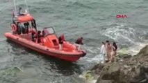 Kilyos Sahili'nde kayalıklarda mahsur kalan 2 kadını Kıyı Emniyeti ekipleri kurtardı