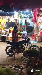 Anh Tây ngồi khóc như mưa khi bị mất chó cỏ