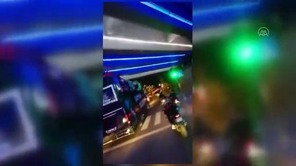 Kutlamalarda korkunç kaza! Futbolcu otobüsten düştü