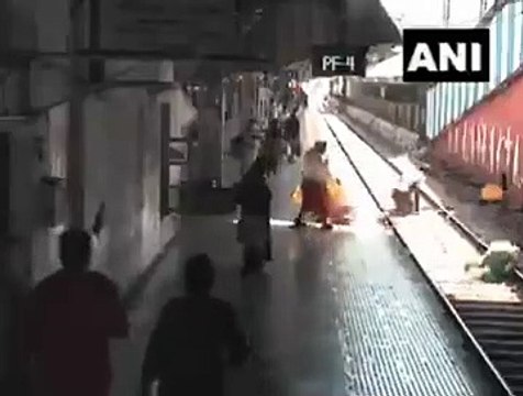 महिला को पेशी पर ले जा रही थी पुलिस, तभी आई ट्रेन और महिला ट्रैक पर कूद गई, वीडियो में देखिए आगे क्या हुआ