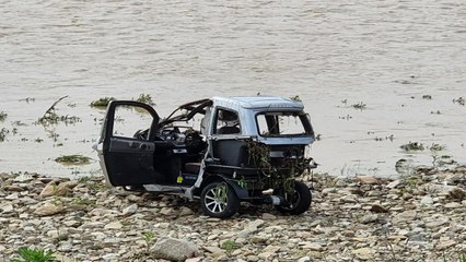 금산 봉황천에 소형 전기차 추락...80대 부부 실종 / YTN